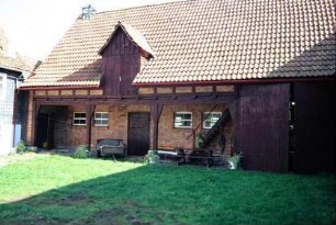 Wirtschaftsgebäude mit überdachtem Gang und Zwerchgiebel