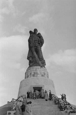 Kranzniederlegung an Ehrenmalen im Treptower Park in Berlin anlässlich des IV. Bundeskongresses des Demokratischen Frauenbundes Deutschlands (DFD) : Blick auf das Sowjetische Ehrenmal im Treptower Park