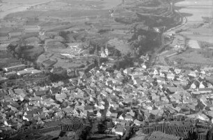 Bahlingen: Ort mit Kirche und Rebberg