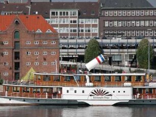 Zentrum und Ausflugsschiff