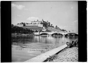Würzburg. Blick von Südosten zur Mainbrücke und Festung Marienberg
