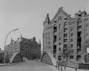 Hamburg-HafenCity, Pickhuben und Annenufer. Sandthorquaihof und Speichergebäude. Straßenansicht mit Neuerwegsbrücke