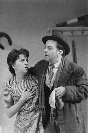 Szenenbilder aus "Wehe dem, der träumt" (Le voci di dentro) von Eduardo de Filippo. Kammerspiele (Deutsches Theater) Berlin, 10.06.1958 : Mit Margarete Körting, Rudolf Wessely als Alberto Saporito, Amy Frank als Rosa, Lilly Schmuck als Maria, Walter Lendrich als Carlo, Werner Pledath, Antje Ruge, Heinz Voss, Ulrich Thein als Luigi, Fritz Links als Portier Michele u. a.
