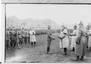 König Wilhelm II. von Württemberg besucht am 20. oder 22. November 1917 die 27. Infanteriedivision auf dem Kasernenhof in Mülhausen