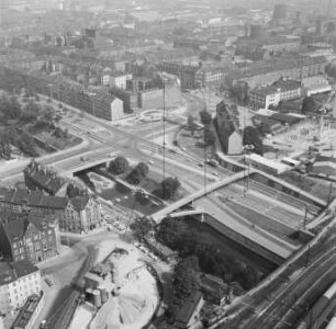 Straßenkreuzung Wilhelm-Pieck-Straße (Stauffenbergallee) und Thälmannstraße in Erfurter Krämpfervorstadt : Blickrichtung Nordosten