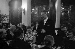 Freiburg: Kaufhaussaal; Nato-Konferenz; Ministerpräsident Kiesinger am Tisch sprechend
