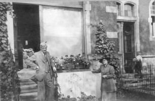 Dresden-Striesen, Borsbergstraße 11. Die Bildhauerin Etha Richter mit ihrem Mann Hans vor den Stufen zu ihrem Atelier