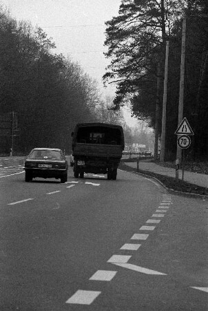 Gefahrenträchtige einspurige Fahrbahn in der Linkenheimer Landstraße zwischen Adenauerring und Kanalweg