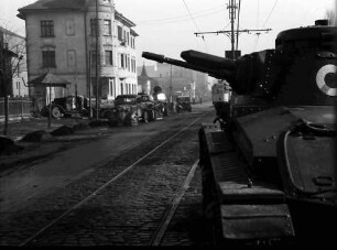 Bukarest: SOS Bonaparte: Tank [Panzer] auf Straßenbahngleisen, groß im Vordergrund, Blick auf die Ecke Straße Roma