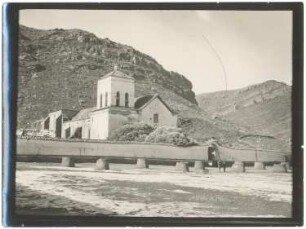 Quishuara-Strauch vor der Kirche in Caquiaviri
