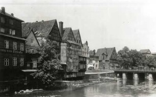 Lüneburg, Ilmenaustraße. Häuserzeile mit alten Handwerkerhäusern und Schiffsanlegestelle "Loreley" vor Brücke über die Ilmenau