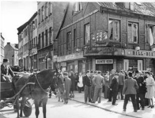 Bunte Kuh : Hamburg-St. Pauli. Nachkrieg. Schwarzmarktreiben vor der "Bunten Kuh", Ecke Reeperbahn/Silberackstraße