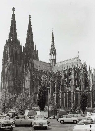 Kölner Dom : Köln, Dom von Südosten über einen Parkplatz hinweg