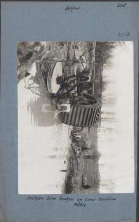 Soldaten beim Waschen an einer zerstörten Mühle