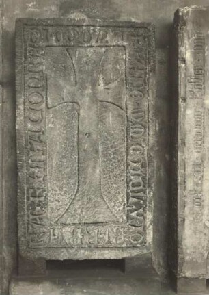 Gedenkplatte mit Kreuzrelief für Barbara von Küchenmeister, gestorben 1365 (links)