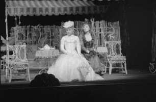 Szenenbilder aus "Um Lucretia" von J. Giraudoux. it K. Braun u. a. Schloßpark-Theater Berlin, Erstaufführung 21.04.1955