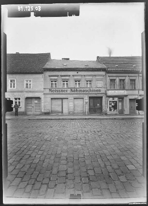 Bernau, Leninstraße (Brauerstraße) 4. Wohnhaus mit Laden (Meissner Nähmaschinen). Straßenfront