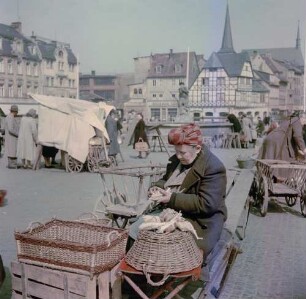 Weimar. Marktplatz : Weimar, Marktplatz, Marktfrau, April 1955