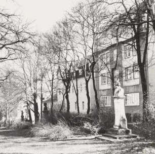 Allee im ehem. Stadtgraben mit Denkmälern