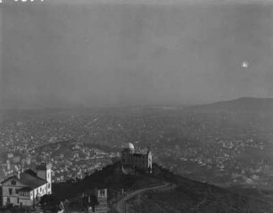 Auf dem Tibidabo : Blick vom Hausberg Tibidabo in Barcelona auf das Fabra-Observatorium. Im Hintergrund die Stadt Barcelona