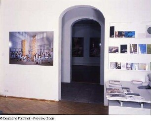Raumaufnahme im Verkaufsraum : Raumaufnahme im Verkaufsraum der Galerie mit dem Motiv "Premiere 2002" von Thomas Brenner. Ausstellung: True Fictions - Inszenierte Fotokunst der 1990er Jahre. Kunst Haus Dresden, Galerie für Gegenwartskunst, 16.08.2002-27.10.2002