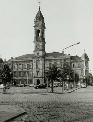 Großenhain, Karl-Marx-Platz (Hauptmarkt) 1. Rathaus (1875; B. Adam, O. Hähnel)