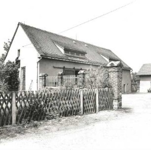 Colditz, Lausicker Straße 64. Dreiseithof (Forsthof; um 1890). Nebengebäude (wohl ehem. Scheune) mit Einfriedung
