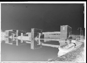 Staustufe Garstadt. Wehr und Kraftwerk Garstadt vom Oberwasser aus gesehen.
