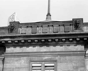 Bahnhof Dresden-Neustadt. Empfangsgebäude. Oberer Abschluss am linken Seitenrisalit : Dresden-Neustadt, Schlesischer Platz 1. Bahnhof Dresden-Neustadt. Empfangsgebäude. Oberer Abschluss am linken Seitenrisalit
