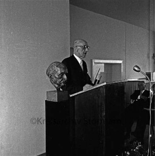 Wulfsdorf: Max-Planck-Institut für Kulturpflanzenzüchtung: Einweihung: Festakt: schleswig-holsteinischer Landwirtschaftsminister Claus Sieh hält eine Rede: Bronzebüste von Max Planck