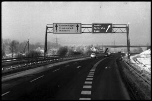 Freiburg: Nord, Autobahnzubringer bei Schnee, Abzweig Umgehung Gundelfingen, Schild [Autobahnauffahrt]