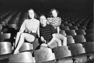 Plaza: Plaza-Girls proben; Willm Beck mit zwei Girls im Parkett