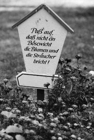 Schild in einer Parkanlage