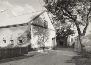 Mobschatz-Podemus, Podemuser Ring 2. Bauernhof. Anbau am Wohnstallhaus (bez. 1884) und Hofeinfahrt