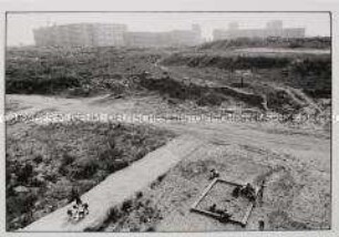Serie aus der Dokumentation "Berlin-Marzahn III, 1981-1990" - Blick aus der Ludwig-Renn-Str. 46 auf den Wohngebietspark