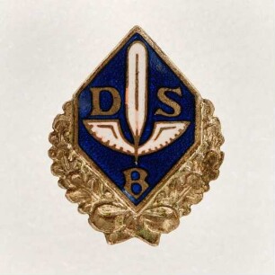 Ehrenabzeichen mit halbem Silberkranz Deutscher Stenografenbund (mit Broschennadel) : Medaillensammlung Stenografische Sammlung. Ehrenabzeichen mit halbem Silberkranz Deutscher Stenografenbund (Aufschrift "DSB" mit geflügelter Feder auf blauem Grund in halbem Silberkranz, mit Broschennadel). Email, Metall, versilbert; Maße 19 x 15 mm (nach 1947). Dresden: SLUB R c 0454