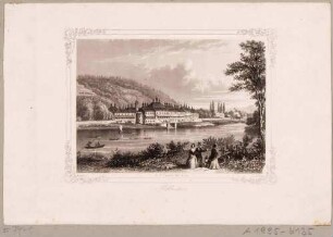 Das Schloss Pillnitz bei Dresden vom linken Elbufer aus, mit Booten, im Vordergrund Spaziergänger