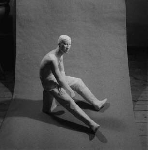 Sitzender Arbeiter : Sitzender Arbeiter. Gips (vor 1963; G. Jaeger)
