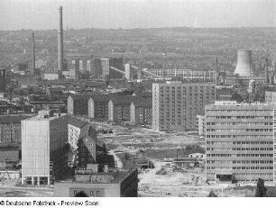Blick vom Rathausturm über die Budapester Straße, im Hintergrund das Heizkraftwerk an der Nossener Brücke