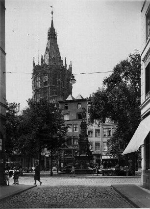 Köln am Rhein. Im Vordergrund der Alter Markt mit dem Denkmal für Jan von Werth. Im Hintergrund der Turm des historischen Rathauses