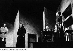 Szenenbilder aus dem Stück "Die Gewehre der Frau Carrar" von Bertolt Brecht am Hebbel-Theater Berlin