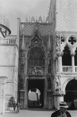 Die Porta della Carta : Das Eingangsportal an der Westfront des Dogenpalastes in Venedig.