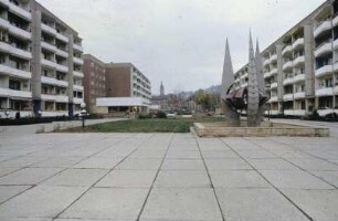 DDR. Freiplastik und Grünanlage in einem Neubaugebiet