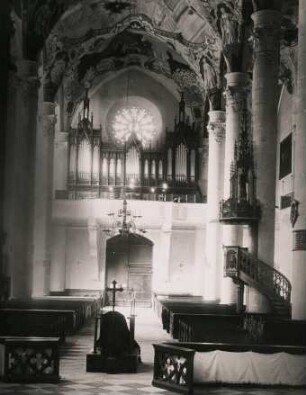 Südtirol. Italien. Innenansicht einer Kirche mit Orgelempore, Kanzel und Gemeinderaum