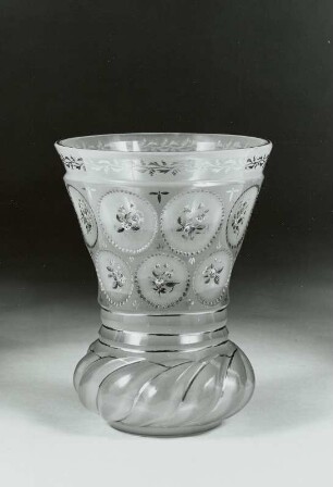 Bechervase (Schliff mit hellblauem Überfang)