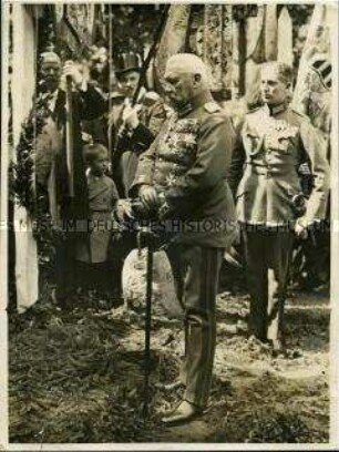 Reichspräsident von Hindenburg bei der Einweihung des Ehrenmals für gefallene Kadetten in der Kadettenanstalt Lichterfelde
