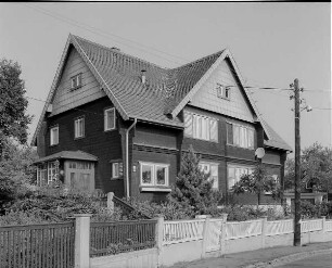 Dresden-Naußlitz, Binger Straße 4-2. Wohnhaus der Alfred-Thiele-Siedlung, Holzhaussiedlung einer Heimstätten-Genossenschaft (1927; K. Wachsmann). Straßenansicht