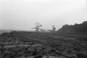 Lohsa. Tagebau Lohsa, Tagebauteil "Drei Weibern". Unterwasserverdichtungssprengungen (ausgeführt vom VEB Autobahnbaukombinat Magdeburg, Verkehrsbau Berlin, Abteilung Sprengtechnik Dresden). Blick über die Kippe zu zwei Baggern (sogenannte Absetzer)