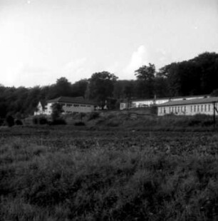 Hessisch-Lichtenau, Am Mühlenberg. Orthopädische Klinik. Außenansicht. Blick über eine Wiese