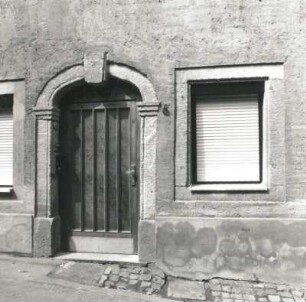 Colditz, Schloßgasse 6. Wohnhaus (18. Jh.). Portal und Fenster (Erdgeschoss)